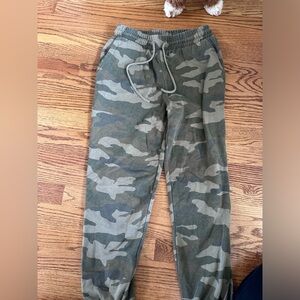 Garage camouflage joggers size Smallp